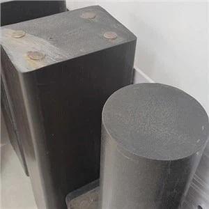 Ar šķiedru stieņiem pastiprināts plastmasas spārns